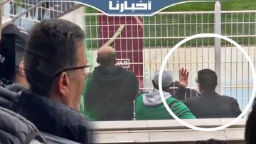 في زمن الاحتراف…البيضي رئيس يوسفية برشيد يعطي تعليماته من المدرجات بالرغم من وجود المدرب